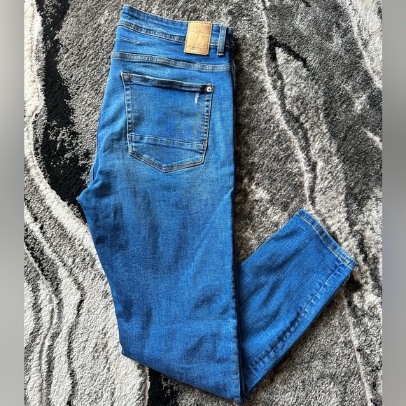 Zara Ripped Denim - Picture 2 of 5